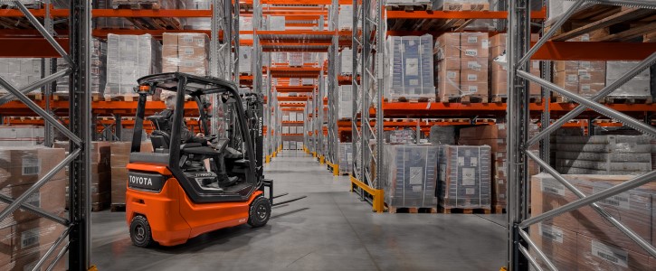 Chariot élévateur électrique Toyota Traigo48 utilisation en entrepôt